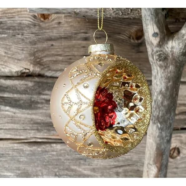 Und gylden julekule med glitterdekor og kratertekstur